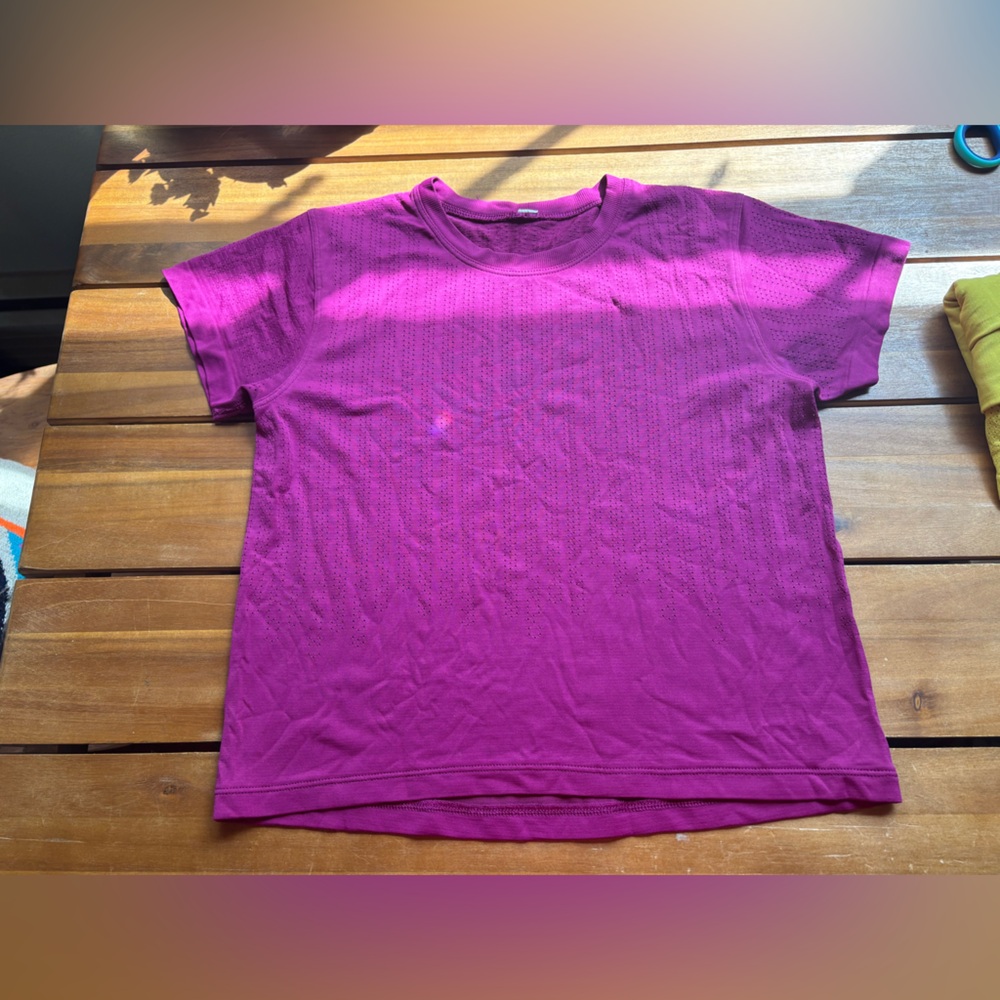 Fucshia lululemon short sleeve shirt EUC